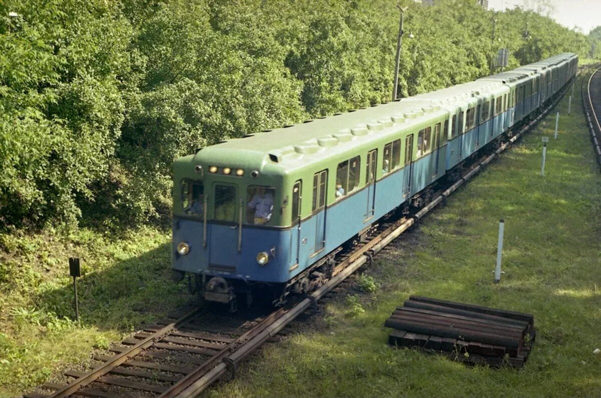 Type train. 81 702 Метровагон. Метровагон типа д 81-702. Еж-3 вагон метро. Метро еж3.