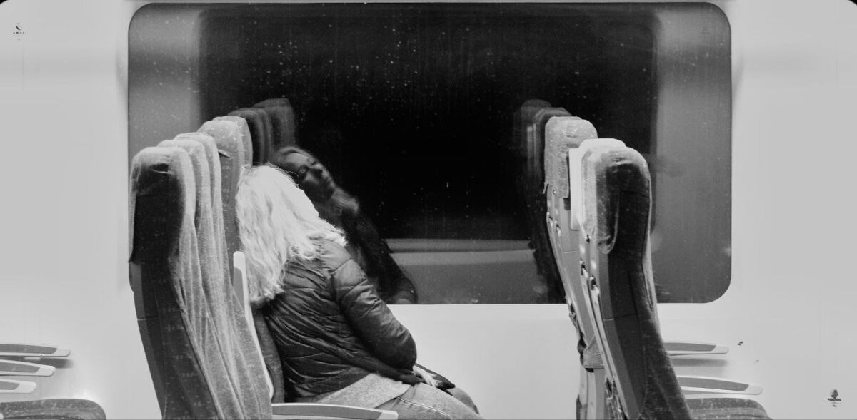 Девушка оборачивается. Девушка проходит мимо парня. Девочка мимо. Прошли мимо друг друга. Девочка мимо.