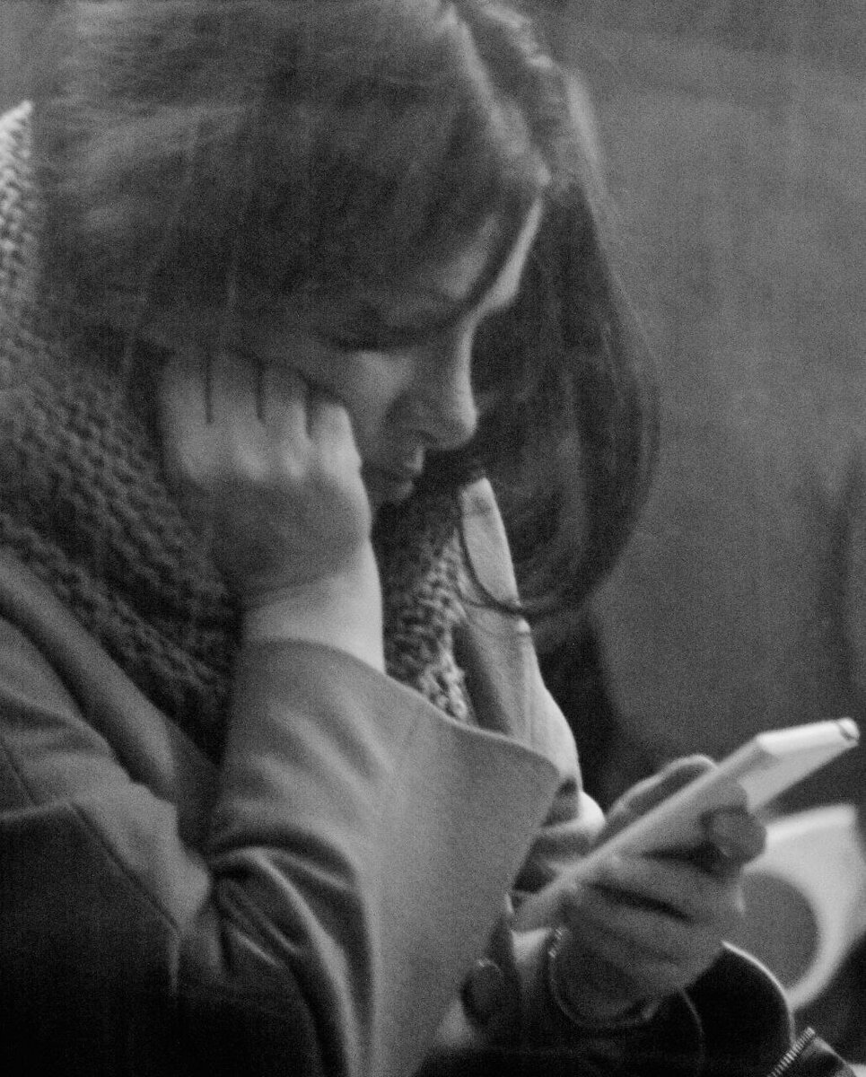 Девушка оборачивается. Мимо девушка. Девушка проходит мимо. Женщина идет мимо мужчины. Девушка обернулась.