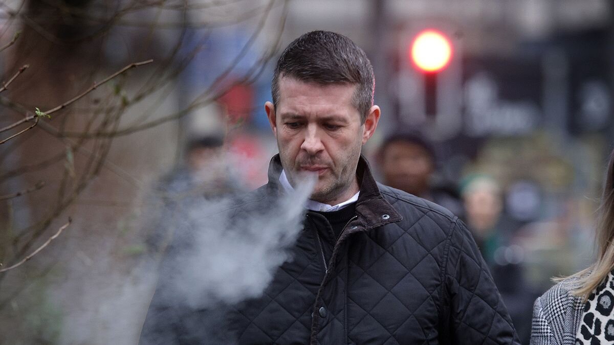 43-летнего Кристофера Томсона сняли с рейса, направлявшегося в свадебное путешествие в Грецию