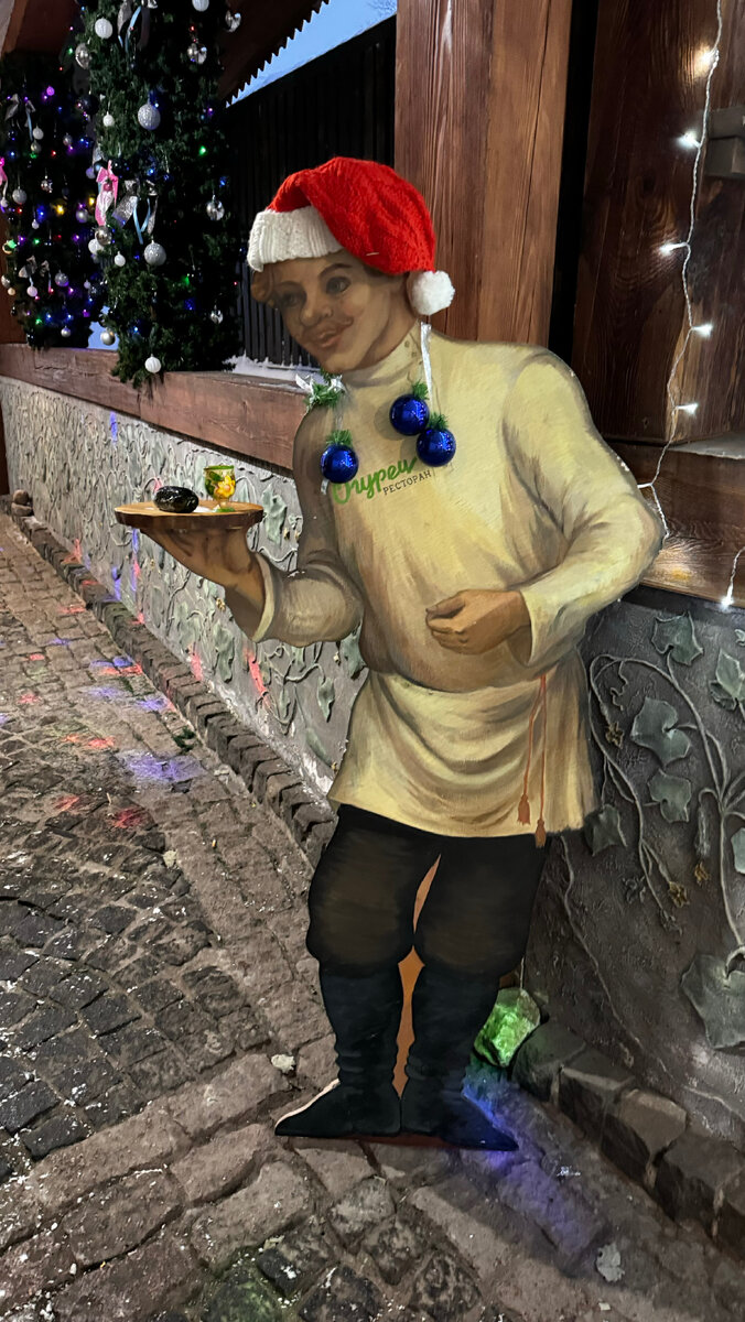 Вот такой зазывала стоит перед входом в ресторан Огурец в Суздале