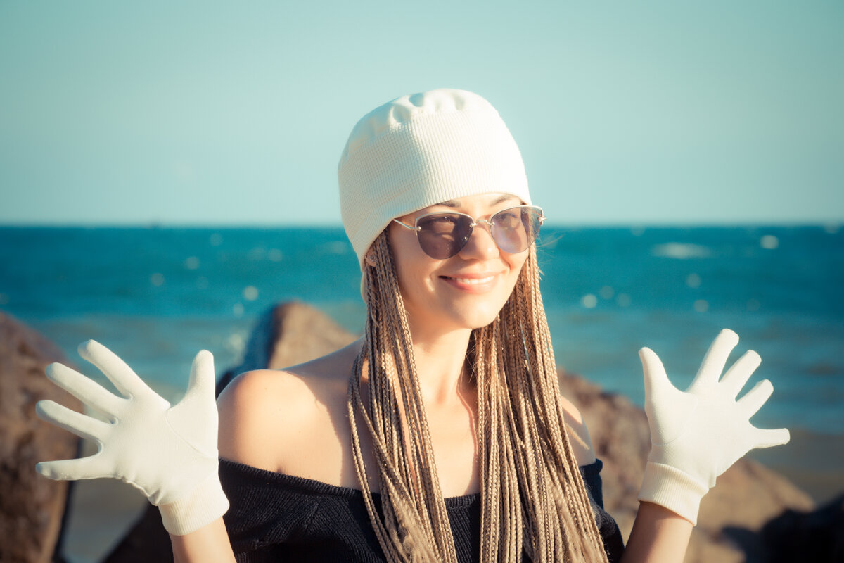 мысли молюсь. человек молится в небо. душа и бог. человек молится. покой в боге.