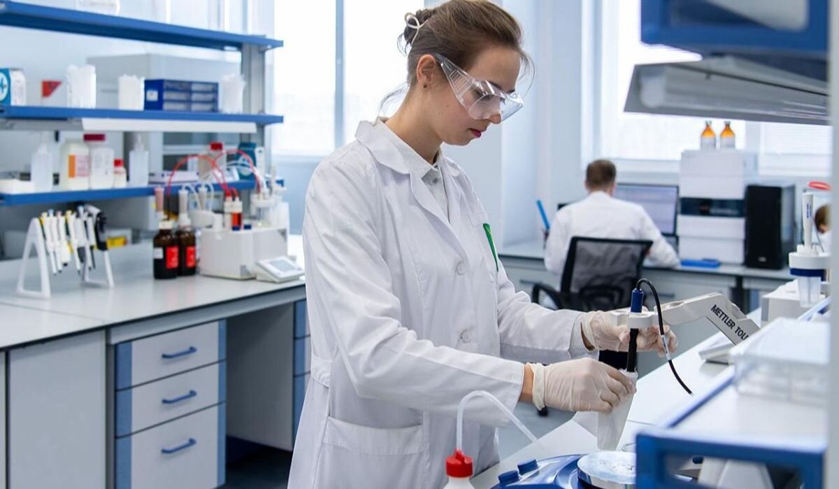 Девушка работает в лаборатории. Источник: mos.ru Автор фото: В.Новикова