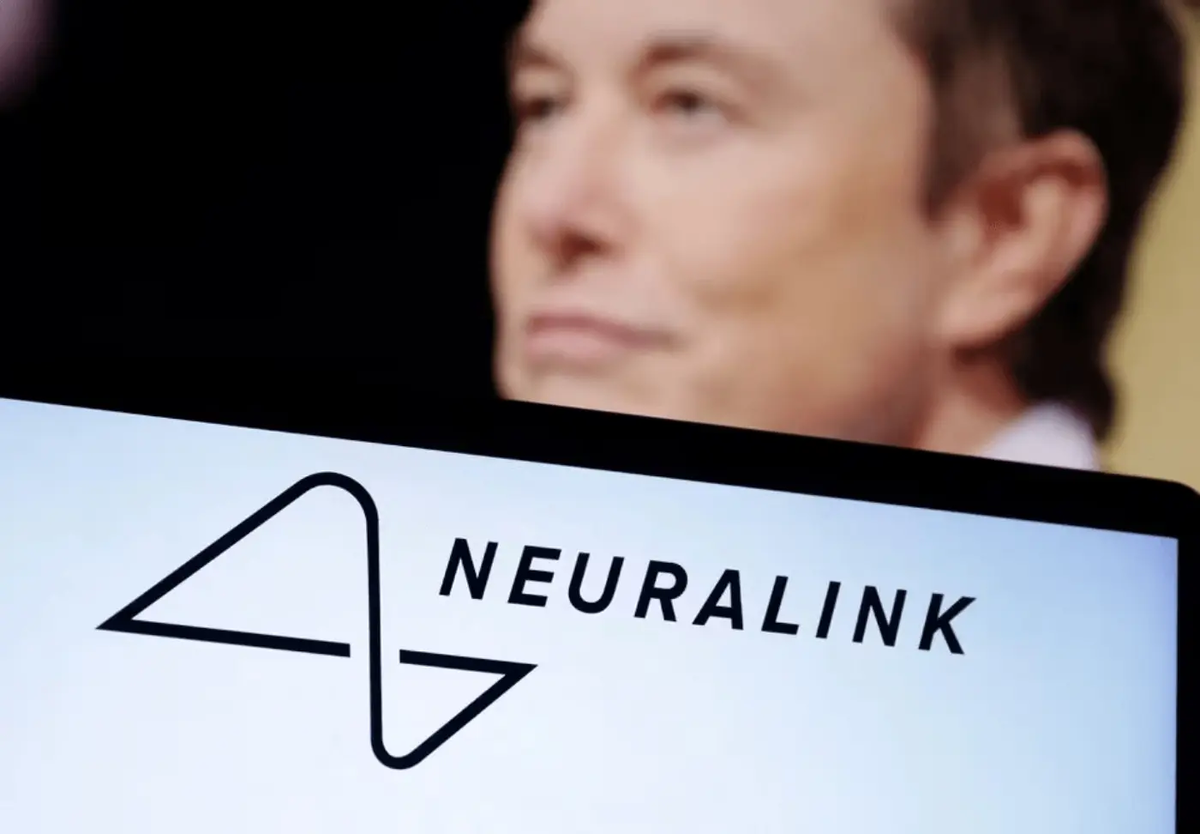 Логотип Neuralink и фотография Илона Маска 