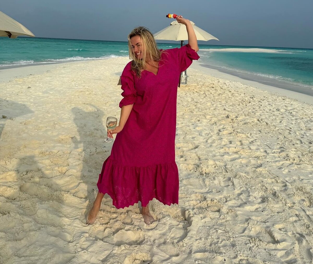 Доброе утро мотиваторы. Улыбающаяся женщина с цветами. Счастье женщины. Девушка с воздушными шарами. Счастье мотиватор.