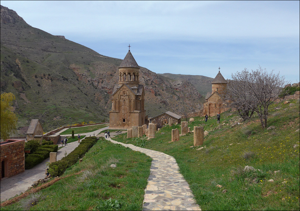 В Азербайджане говорят о том, что Зангезур - азербайджанский город, но исторические памятники там - армянские.