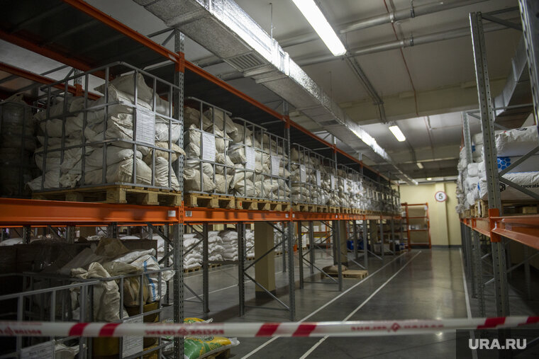 Склад готовой продукции на предприятии. Склад товаров. Готовая продукция и товары. Склад готовой продукции особенности. Складирование готовой продукции.