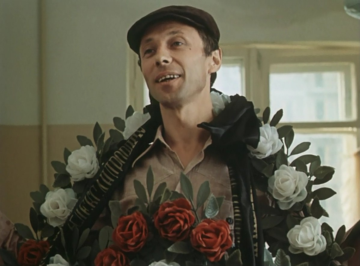 Олег Даль в роли Зилова с похоронным венком на шее (фильм "Отпуск в сентябре" по пьесе "Утиная охота")