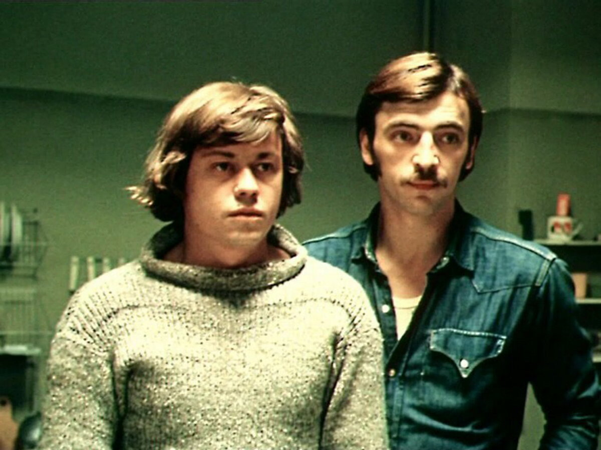 смех сквозь слезы. грустный ребенок. печаль дети. часто сквозь видимый миру смех льются. смеётся до слёз.