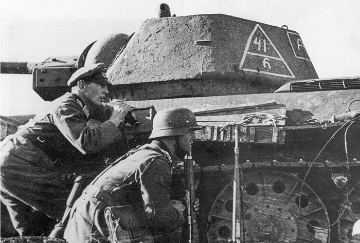 Немцы прячутся за советским танком