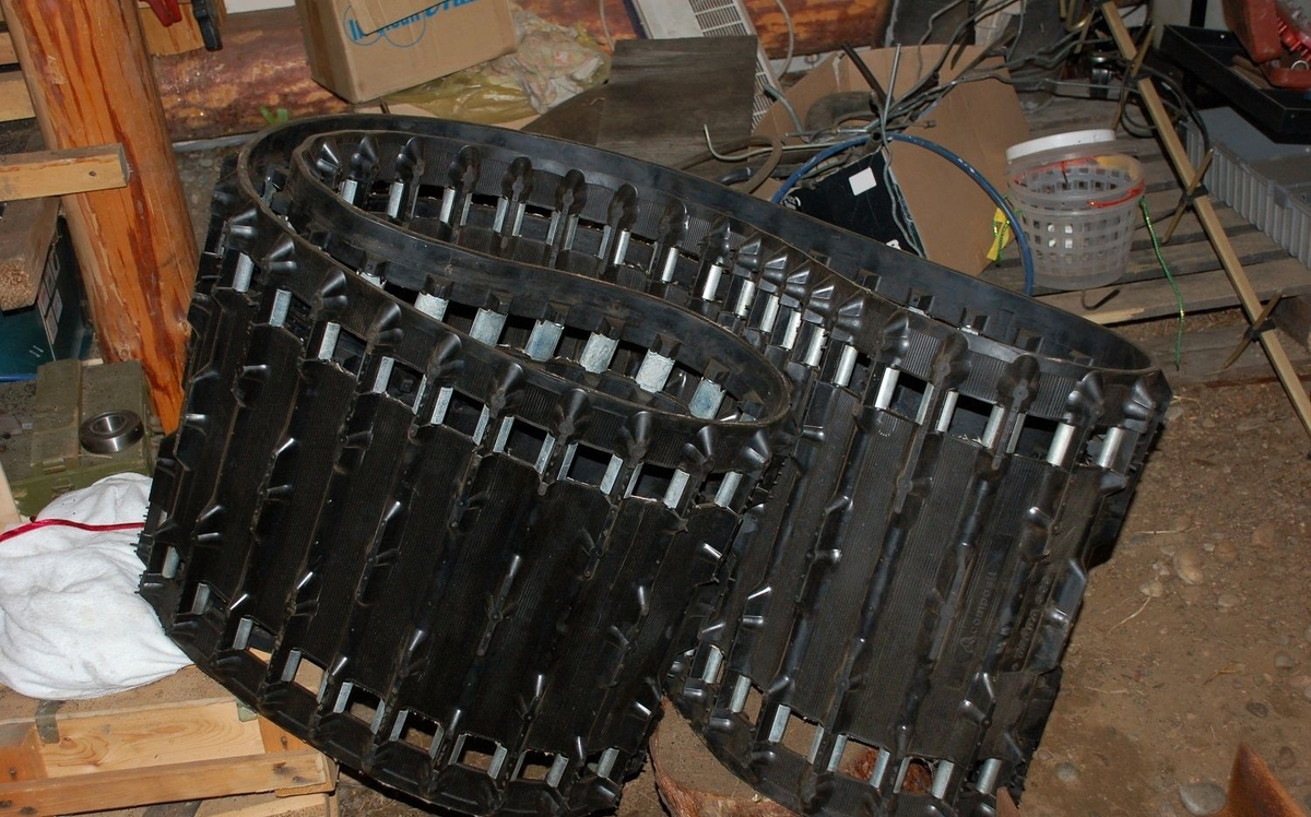 Гусеница комби трак 700 26. Гусеничные движители wheeltracks. Гусеницы на колеса. Гусеницы clark komatsu. Вездеход арго 8х8 avenger 750.