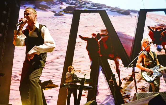 Мартин Гор, Питер Гордено и Дэйв Гаан из Depeche Mode выступают на сцене во время мирового тура Memento Mori на O2 Arena. фото: Джим Дайсон/Getty Images