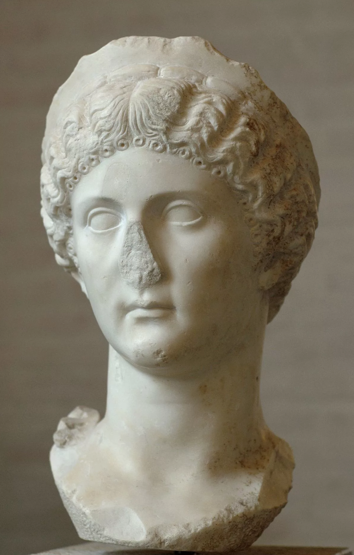 Атака титанов attack on titan. Маленький капрал который императором стал. Атака титанов леви. Леви аккерман омежка. Маленький капрал который императором стал.