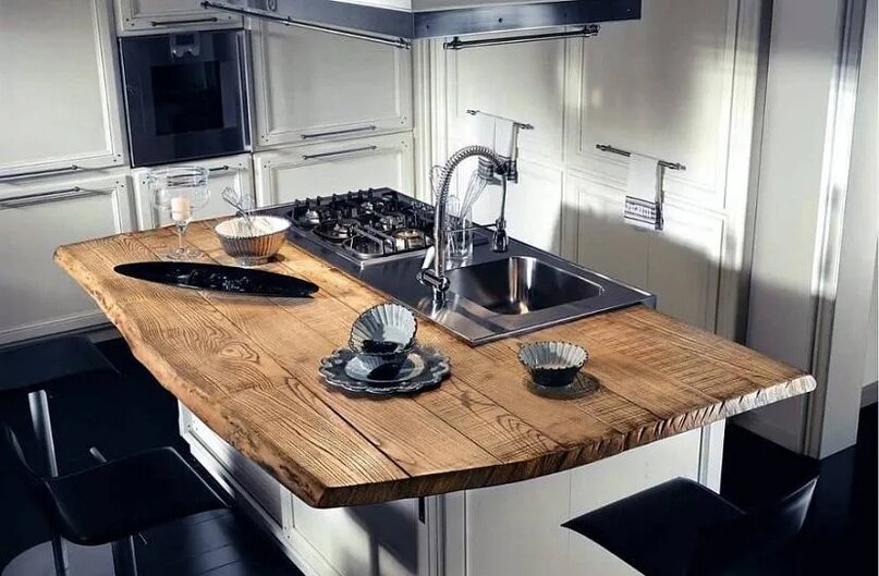 Стол-остров с деревянной столешницей