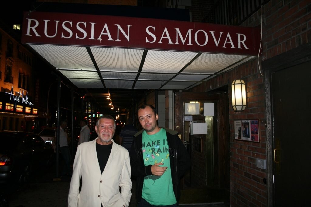 Автор статьи Максим Кравчинский с владельцем ресторана "Русский самовар" Романом Капланом. Нью-Йорк, 2010