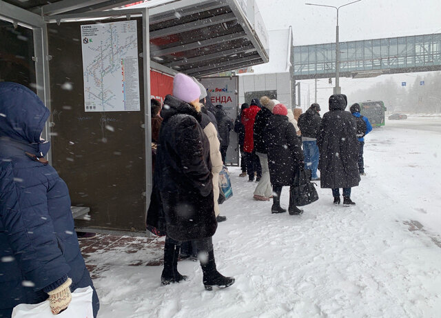    Куряне жалуются, что дожидаться транспорта на остановках приходится по 30–40 минут