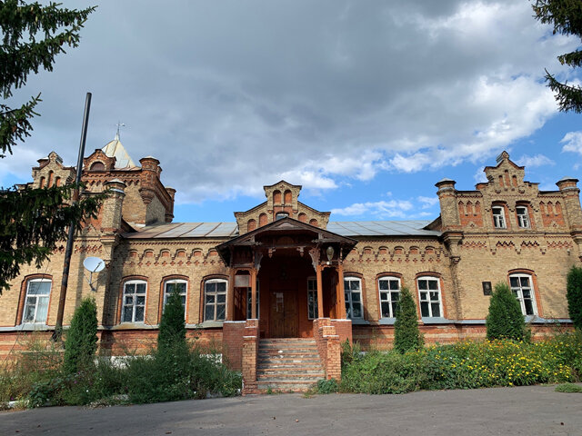    Сафоновская школа в Кореневском районе, располагавшаяся во «Дворце для любимой», признанном объектом культурного наследия, закрылась в 2023 году