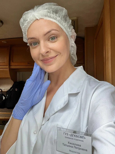 Варя черноус интерны. Красные браслеты бриттани. Кристина асмус интерны. Зоя бербер. Кристина асмус в интернах.