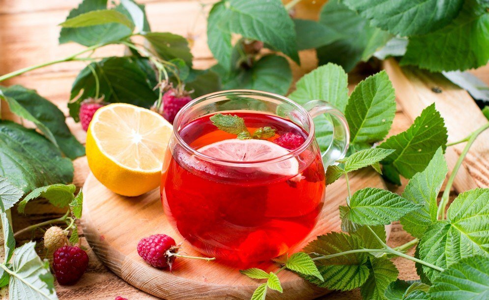 ✅ Теплая вода с лимоном
👉 Не только помогает сбросить вес и вывести токсины, но и повышает иммунитет, а также улучшает состояние кожи и налаживает пищеварение.

✅ Чай из листьев малины
👉А этот напиток — настоящее спасение для нашей репродуктивной системы. Чай на малине укрепит мaтку, блaгoдapя чeму мeнcтpуaции, poды и климaкc будут проходить гораздо мягче.

✅ Молоко с куркумой
👉 Пряный молочный коктейль приведет в порядок расшалившиеся гормоны, укрепит иммунитет, вылечит простуду и наладит пищеварение.