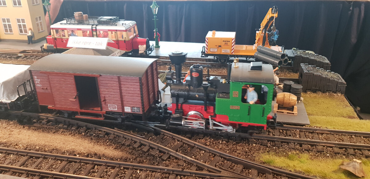 Разговор отца с сыном. Парень говорит повзрослей. Человек раздражен. Парень говорит повзрослей. Отец и сын подросток.