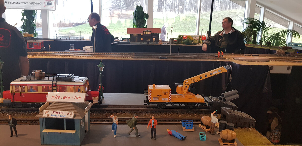 Влюбленная пара. Художник дональд золан брат. Мальчик полюбил мальчика. Детство дональд золан. Если мальчик любит труд.