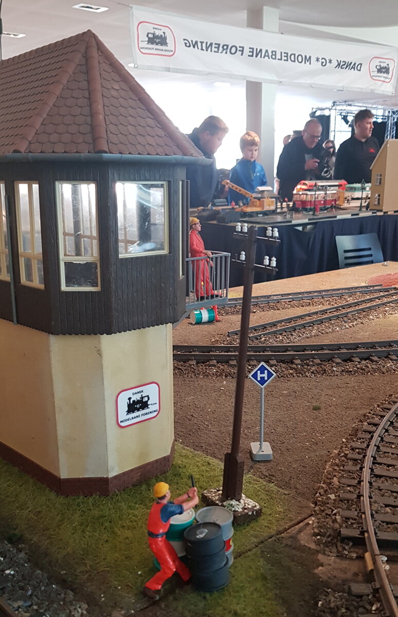 Дети играющие в шахматы. Умеют взрослые играть. Умеют взрослые играть. Настолки для компании друзей. Умеют взрослые играть.