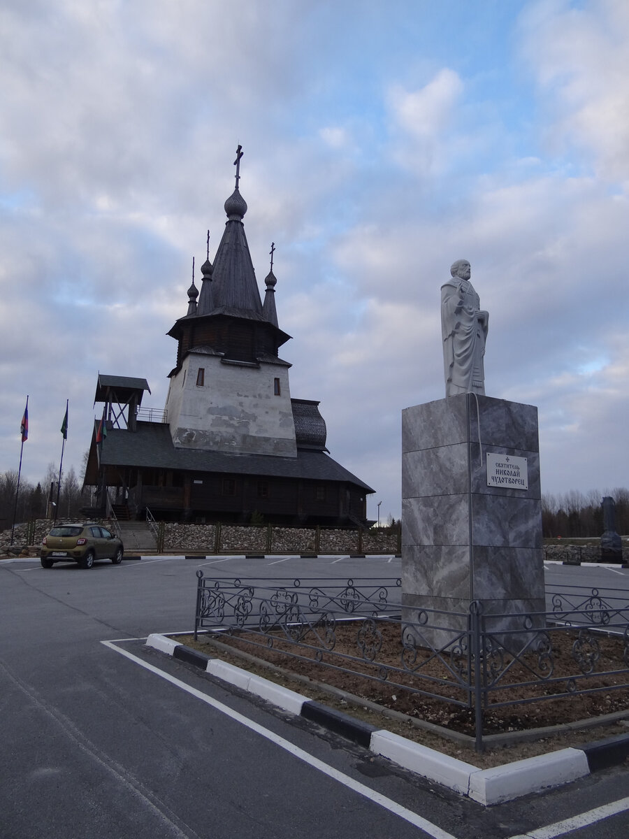 Памятник Святому Николаю и Никольская церковь в Повенце (Карелия)