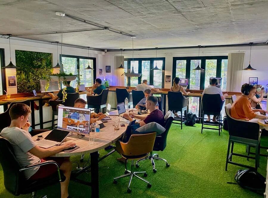 Коворкинг офис. Коворкинг офис. Адам ньюман wework. We work коворкинг москва. Коворкинг центр.