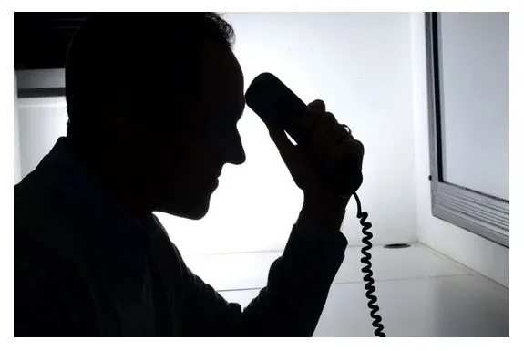 девушка с телефоном. красивая женщина с телефоном. мобильные номера девушек. девушка ждет звонка. фотосессия с телефоном.