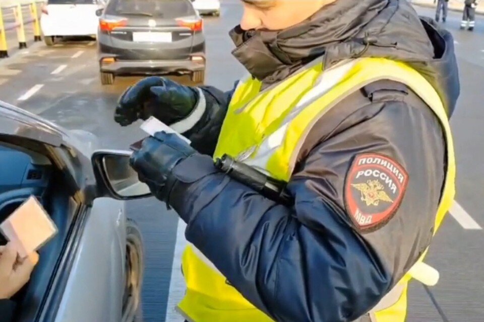 Дорожные ситуации пдд для дошкольников. Опасность для движения пдд. Опасность для движения ситуация. Проезжая часть для детей. Неправильное поведение на дороге.