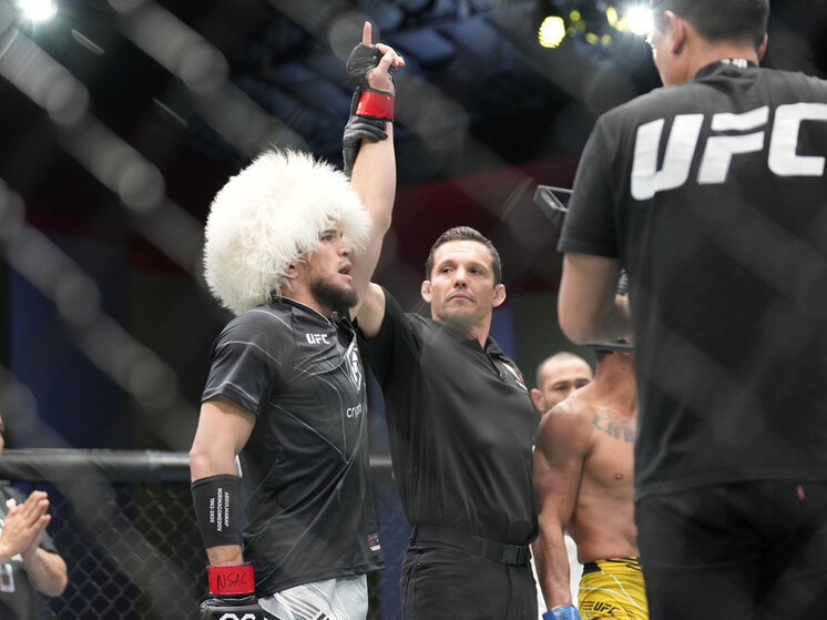 Когда начнется ufc. Юфс 264 кард участников. Ufc 257 дата. Порье чендлер оливейра. Ufc 257 участники.