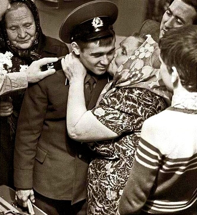 Встреча из армии в СССР. Фото для иллюстрации с сайта alibabaru.net, обработано автором