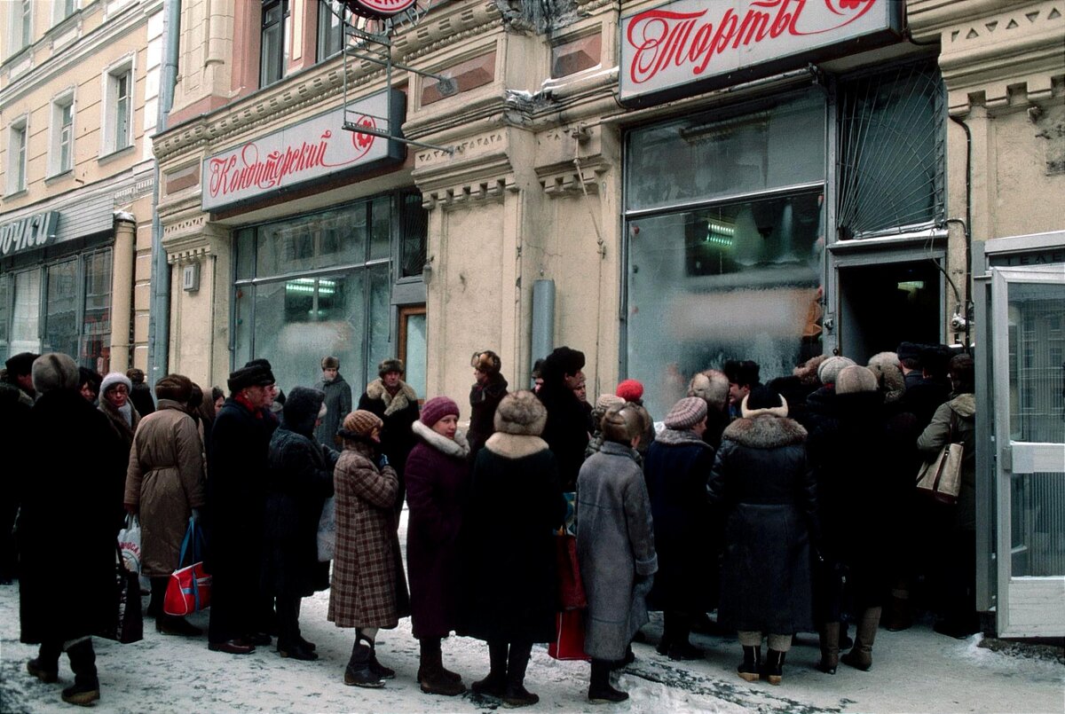 Ссср в 90 е годы очередь в магазин. История очередей. История очередей. Очереди 80-е ссср. Очереди в ссср 1980.