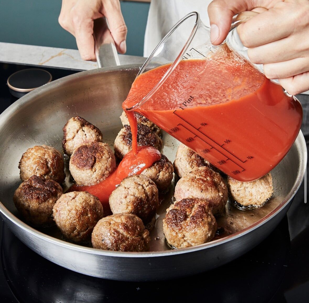 Как приготовить большое мясо. Как приготовить большое мясо. Запечённая говядина в духовке. Мясо большим куском в духовке. Красивые блюда из свинины.