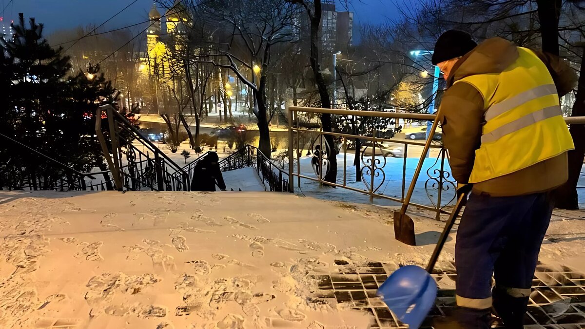     Во Владивостоке совместными усилиями муниципальные предприятия «Зеленый Владивосток» и «СГТ» усердно очищают пешеходные зоны во время продолжающегося снегопада.