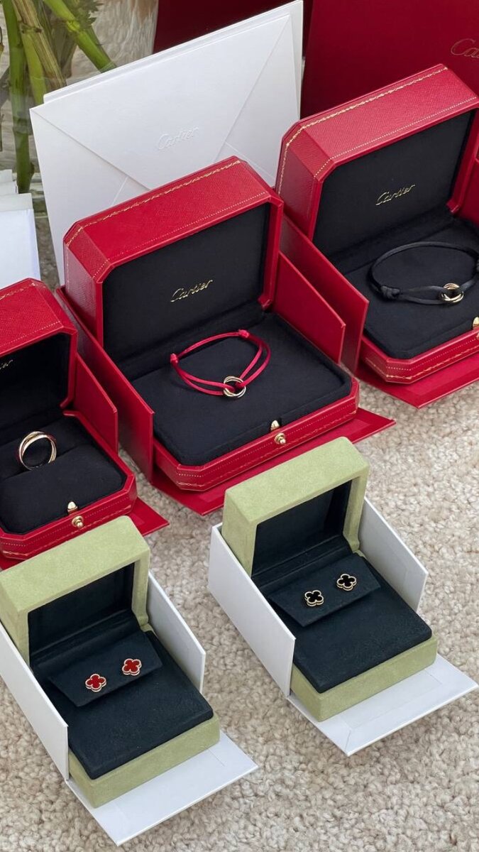 (пример браслета Тринити-как в подарке у Тэ, с красной нитью)