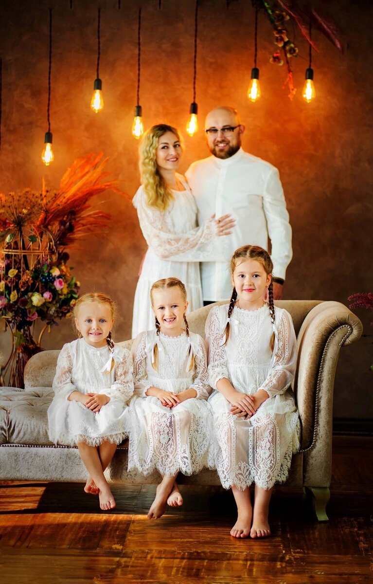 Голубое платье на выпускной на белом фоне. Платья напрокат екатеринбург. Красивые вечерние платья. Платье на выпускной. Салон вечерних платьев.