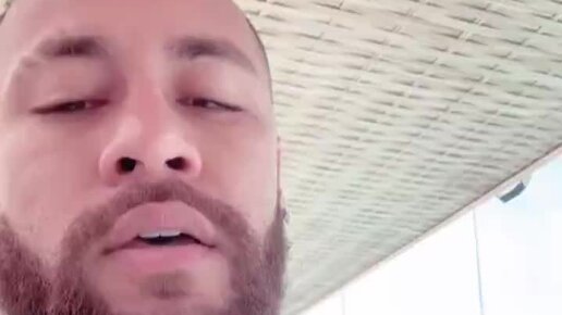 а народ то над ним насмехался