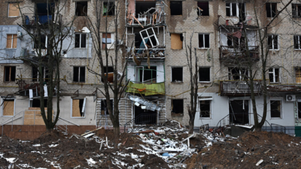 молчание больше слов. ты не говори мне больше слов. много шутишь пирожок. планета обезьян мем шепчет. высказывания про обещания.