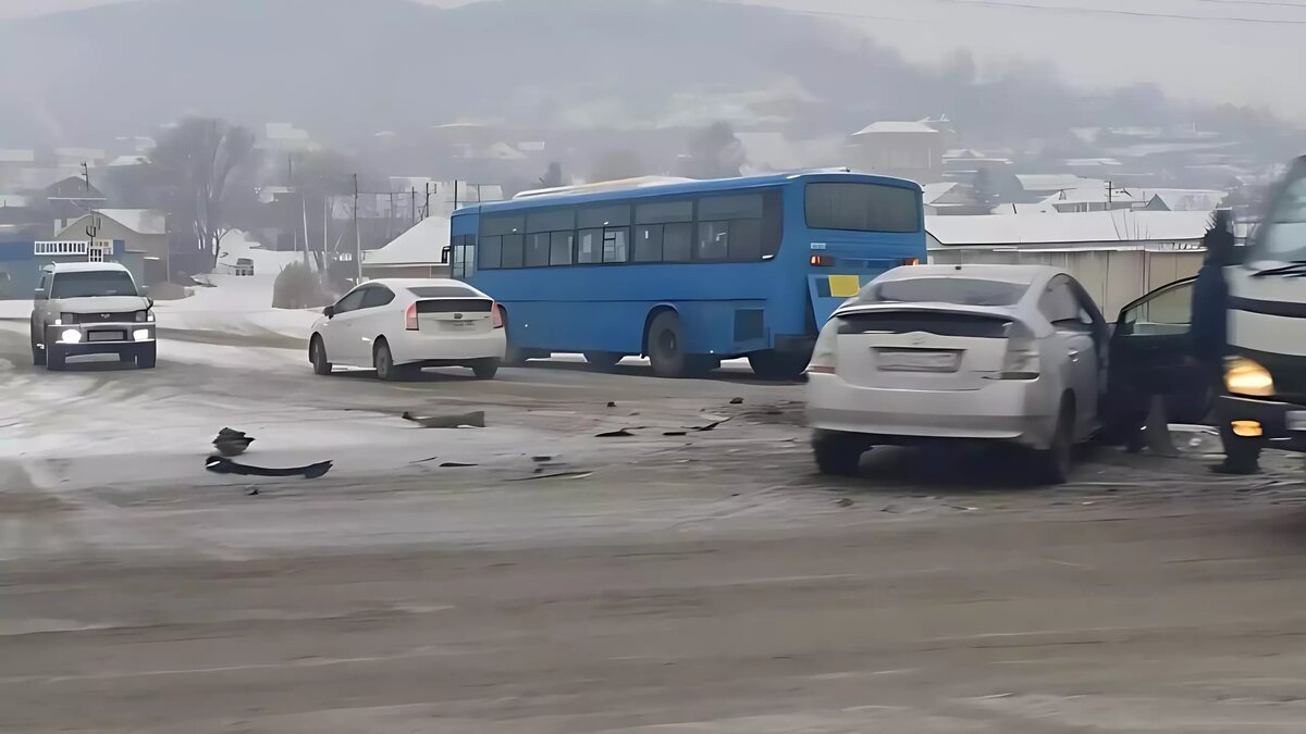     В районе Бриза в Находке произошло серьезное ДТП, которое потрясло местных жителей. Toyota Prius столкнулся с автобусом.