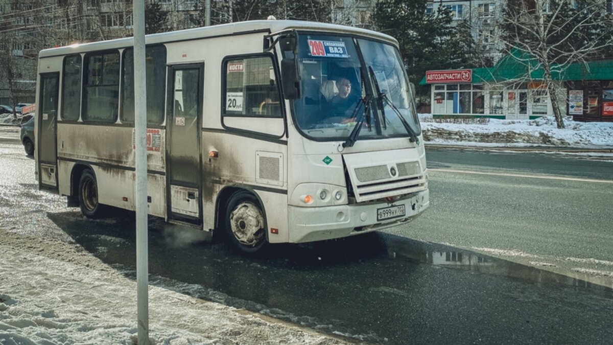     Жители Владивостока начали массово жаловаться на движение общественного транспорта. По словам людей, автобусов по маршрутам ходит меньше, чем должно.