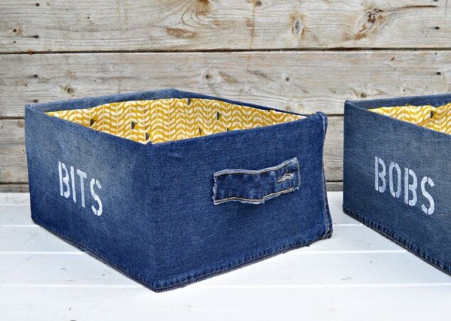    Из джинсовой ткани   
Источник: «Pillar box blue»