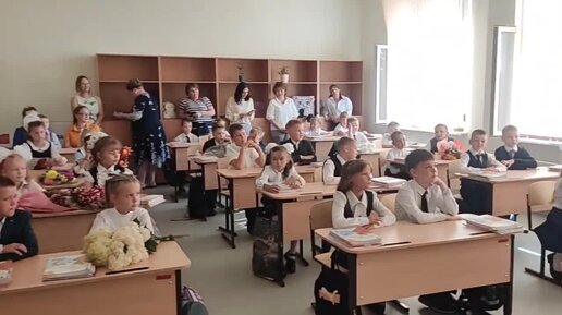 Линейка в школе. 1 сентября верхнеуслонская гимназия. Фото 1 сентября день знаний картинки. 1 сентября текущего года. Школьники 1 сентября.