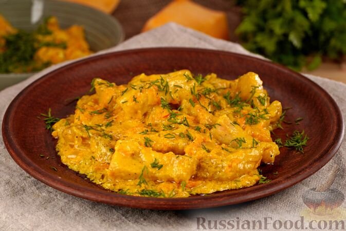 куриное филе, тыква, морковь, лук репчатый, сливки, вино белое, карри, куркума, лавровый лист, перец душистый горошком, соль, перец чёрный молотый, мука, масло растительное, зелень укропа