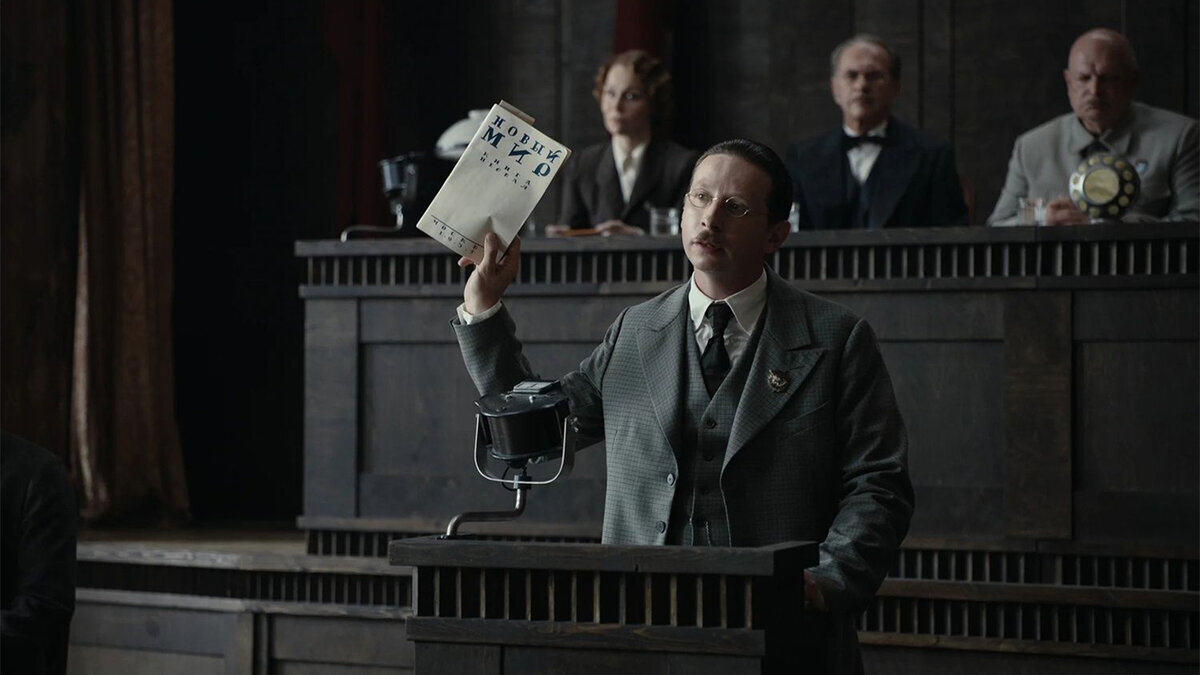 Как считают многие исследователи творчества Булгакова, под личностью критика Латунского скрывается драматург Осаф Литовский, который критиковал «Дни Турбиных» и способствовал травле писателя