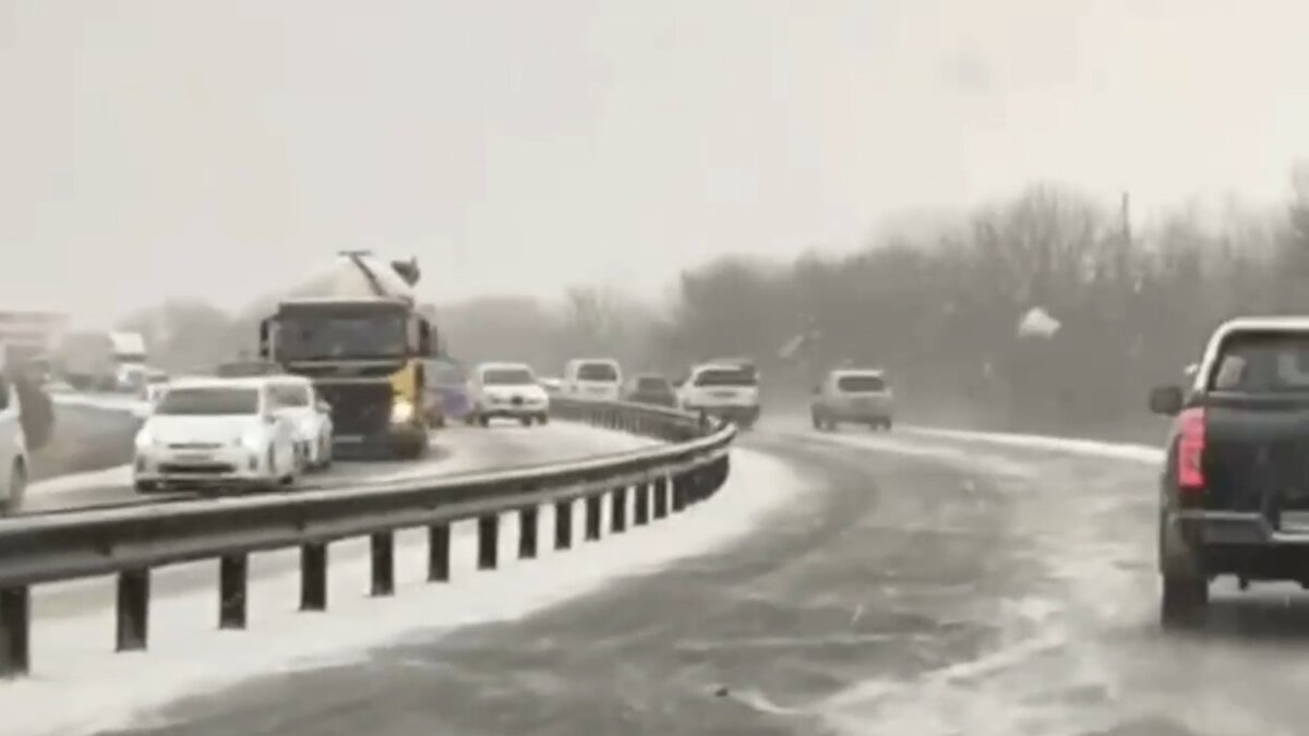     В Приморском крае в районе села Кипарисово произошла авария с участием нескольких машин. Из-за этого в сторону Владивостока образовалась большая пробка.