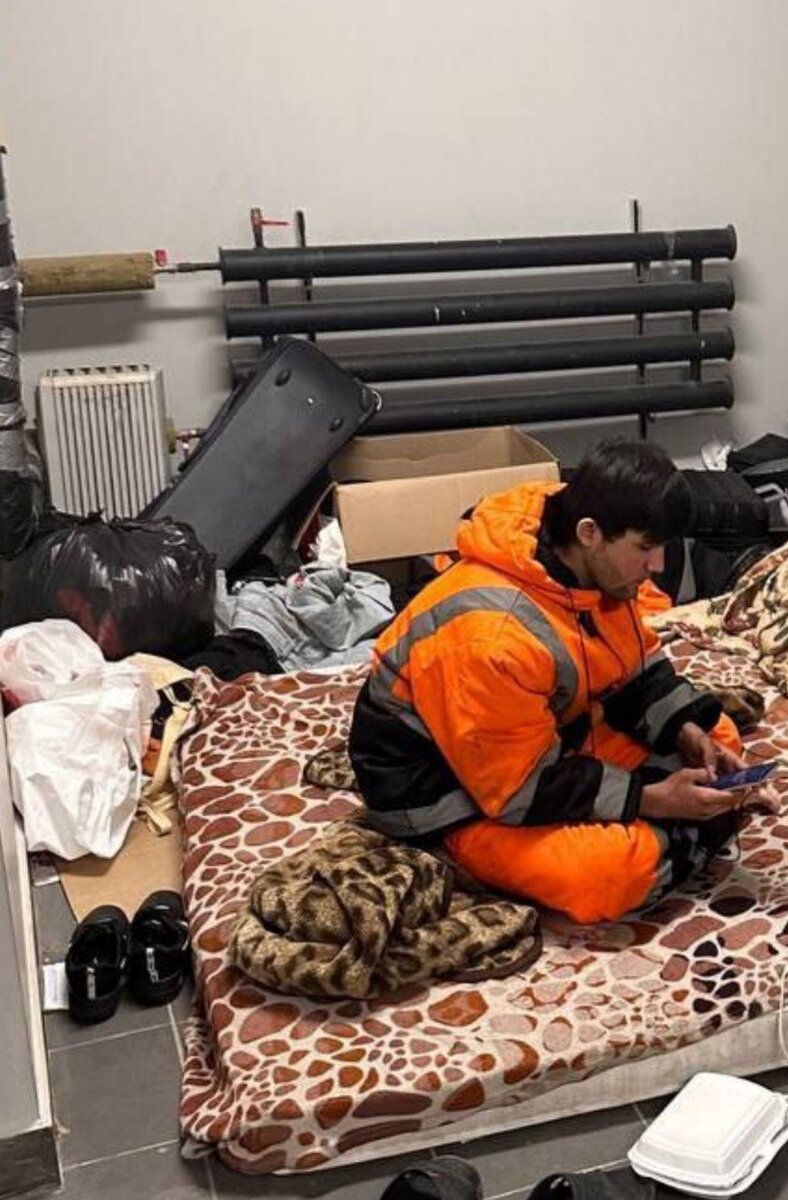 Строитель гастарбайтер. Гастарбайтеры на стройке. Иностранные работники. Мигранты на стройке. Узбеки гастарбайтеры.