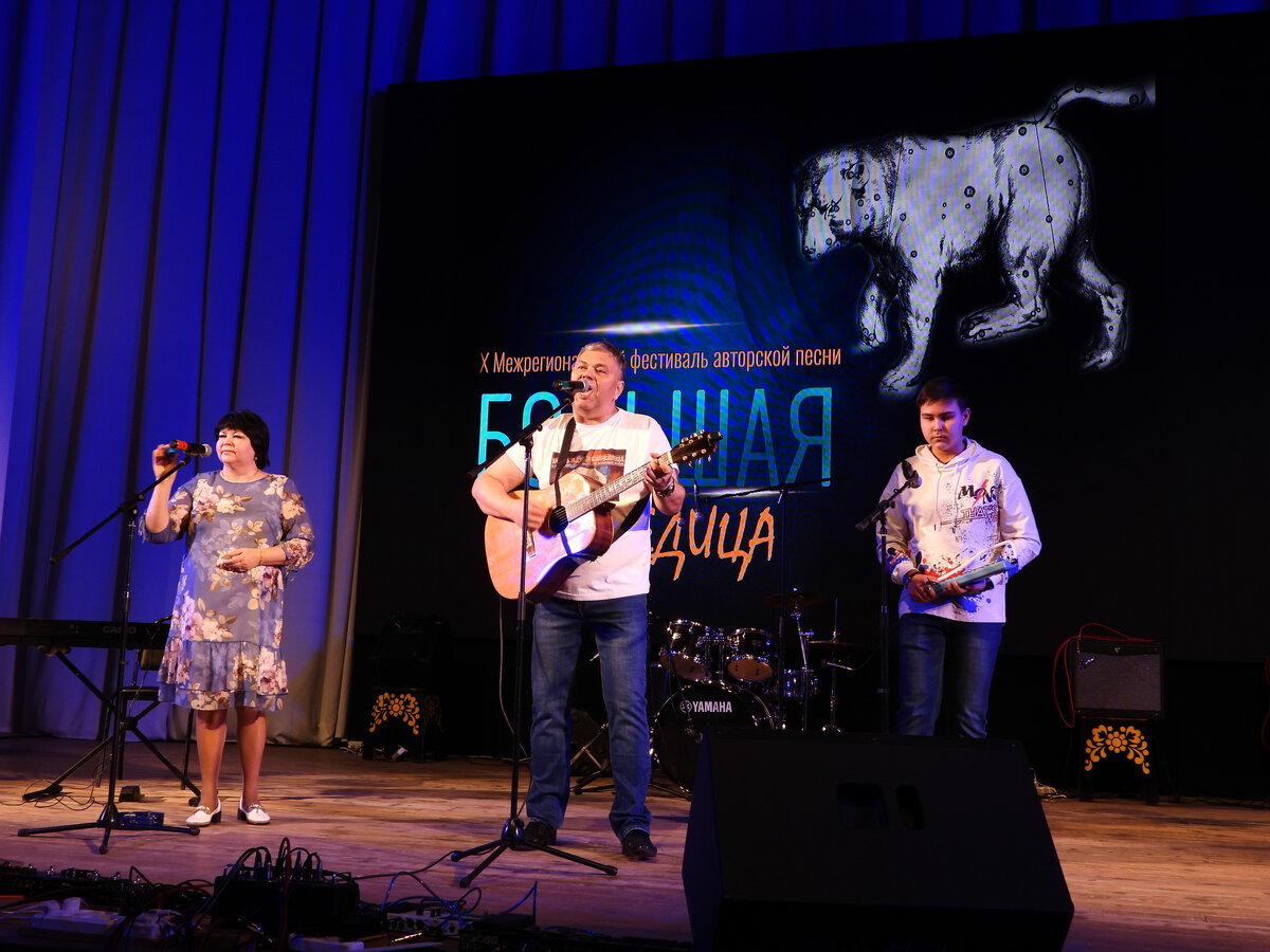 Алексей Марьин в кругу своей семьи, которая также носит название творческого трио "Лёшкин код"