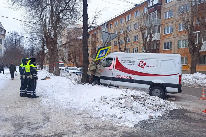 Фонтан дворянское гнездо уралмаш. Магазин дом в екатеринбурге. Уралмаш (екатеринбург) коммунистическая. Работа на дому уралмаш. Победы 34 екатеринбург.