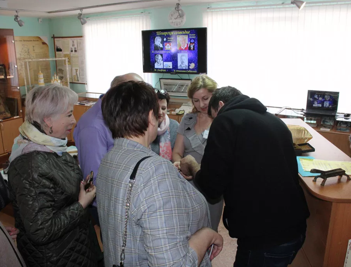 Музей в кремле москва оружейная палата. Геологический музей чернышева в санкт-петербурге. Экспозиция кунсткамера санкт-петербург музей. Кунсткамера санкт-петербург голова марии гамильтон. Санкт-петербург очередь в эрмитаж.